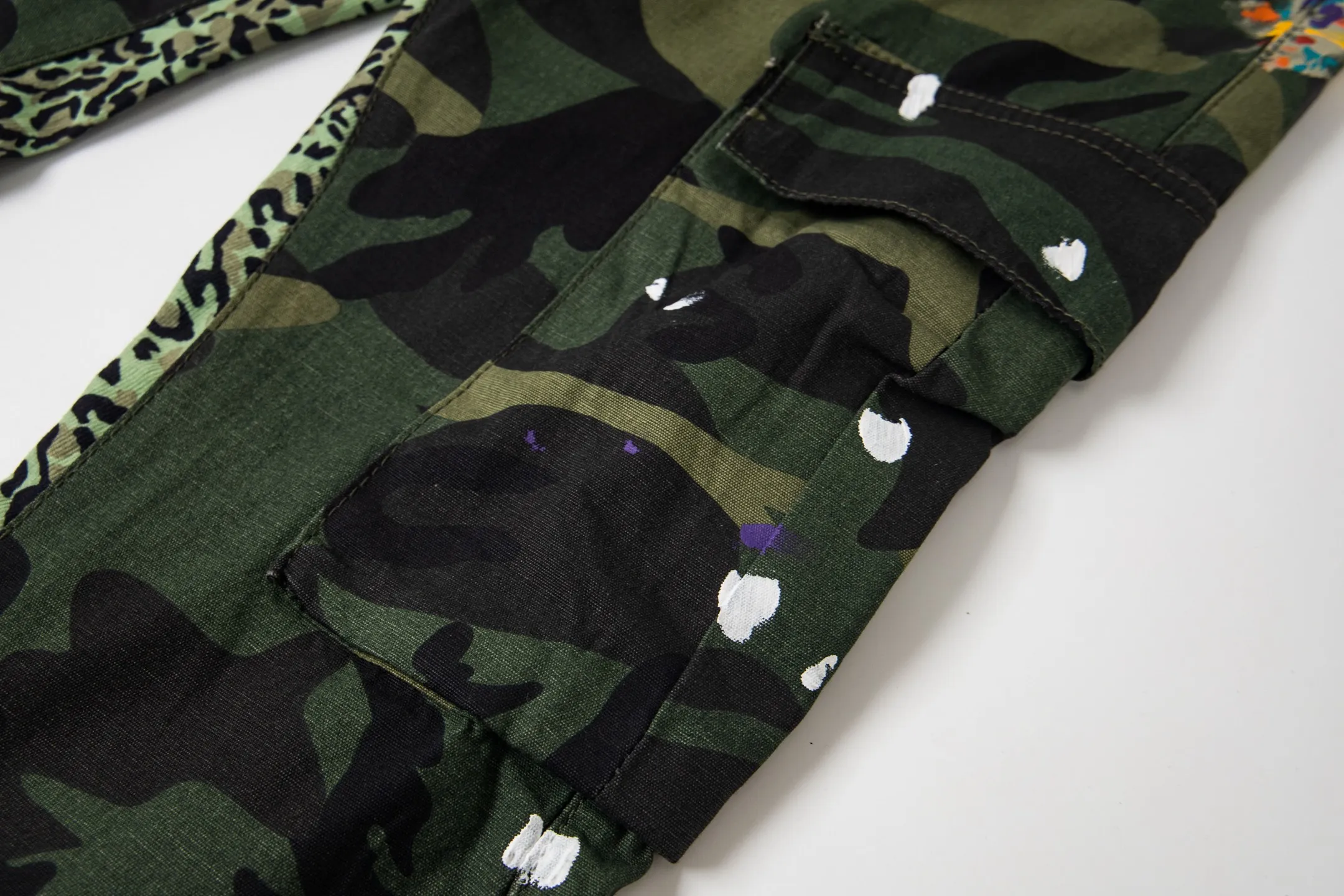 #8208 P260💰 GALLERY DEPT leopard print camouflage splash ink splicing overalls high street retro American casual trousers. Original purchased and patterned to truly restore the ultimate texture of Vintage. The whole splicing is in heavy water washing process. Craftsmen hand splash ink. You can see the details. Three-dimensional cutting version. Loose and comfortable. Not picky on the figure. Makes taller and slimmer. Seiko factory. Original quality control. Same style for men and women. Can be matched with couples. Versatile recommendation. Essential jeans for all seasons Color: Camouflage